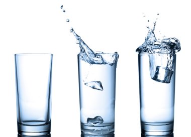 su sıçrama üzerinde beyaz izole gözlük