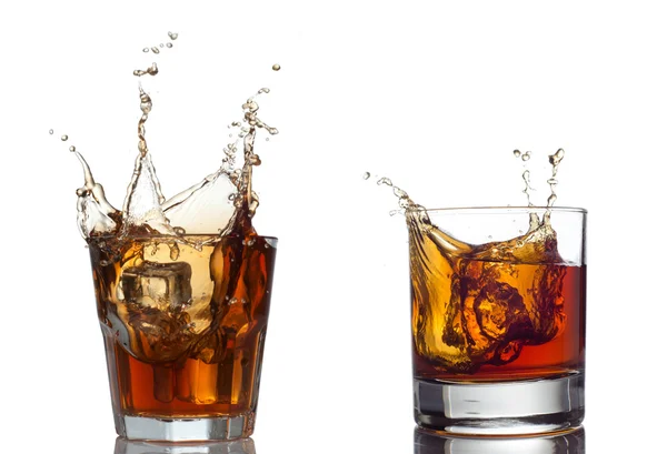 Whisky-Splash isoliert auf weißem Hintergrund — Stockfoto