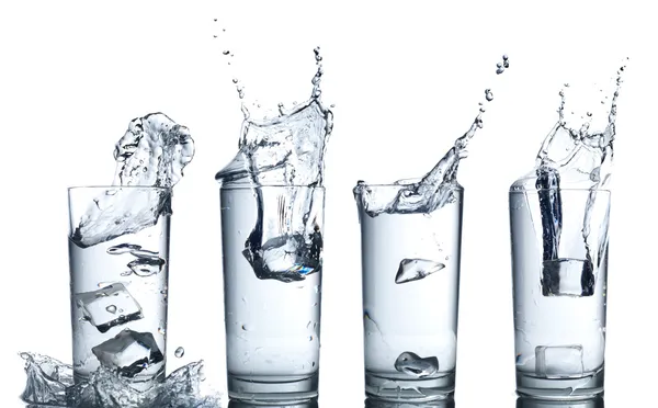Wasserspritzer in Gläsern isoliert auf weiß — Stockfoto