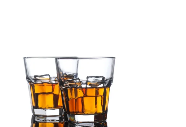 Vasos de whisky sobre fondo blanco — Foto de Stock