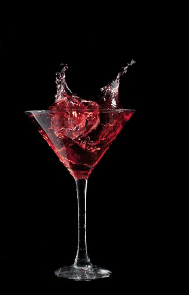 Cocktail spruzzi in vetro nero rosso — Foto Stock