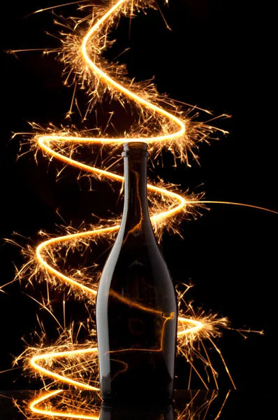 Bouteille de champagne sur le feu — Photo