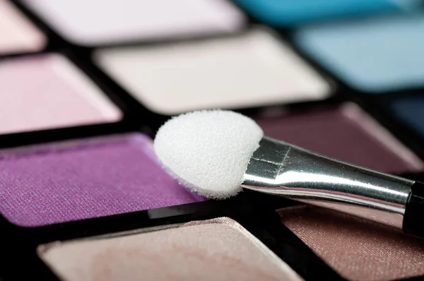 Makeup brush and cosmetic powder — Stock Photo, Image