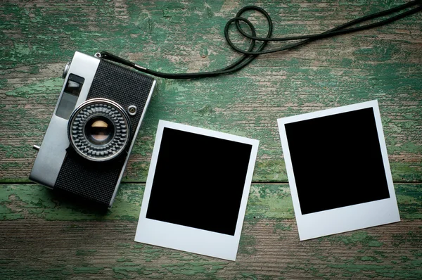 Vintage photo camera on a wooden table — Stock Photo, Image