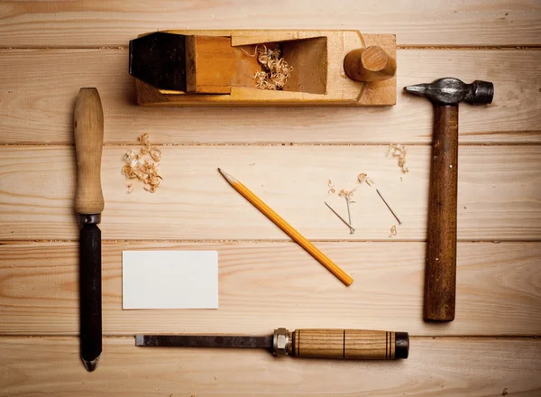 Skrivbord av en snickare med några verktyg — Stockfoto