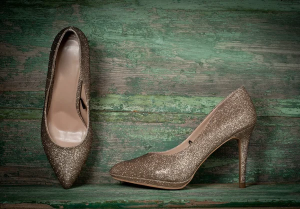 Женская обувь на деревянном фоне — стоковое фото
