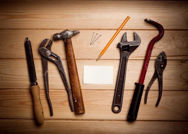 Escritorio de un carpintero con algunas herramientas — Foto de Stock