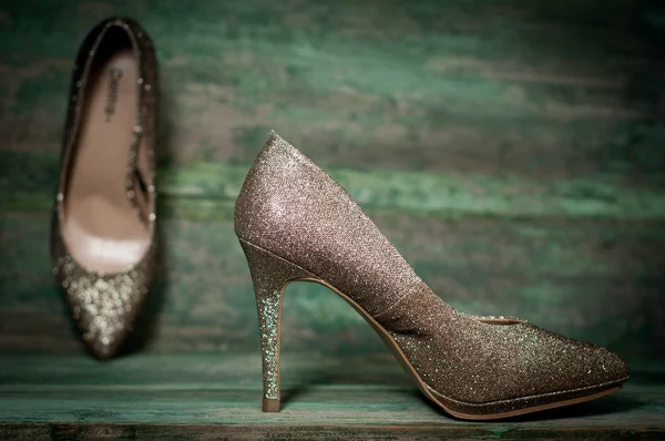 Złote kobiety buty na drewniane tła — Zdjęcie stockowe