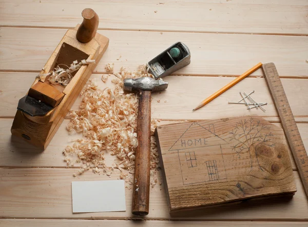 Algumas ferramentas de carpinteiro na caixa de madeira — Fotografia de Stock
