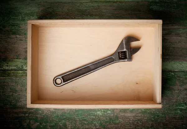 Ahşap kutu üzerinde bazı marangoz araçları — Stok fotoğraf