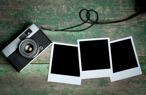 木制桌子上的老式摄影相机 — 图库照片