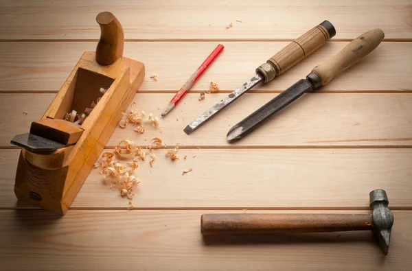 テキスト用スペースのある木製パネル上のツールのセット — ストック写真
