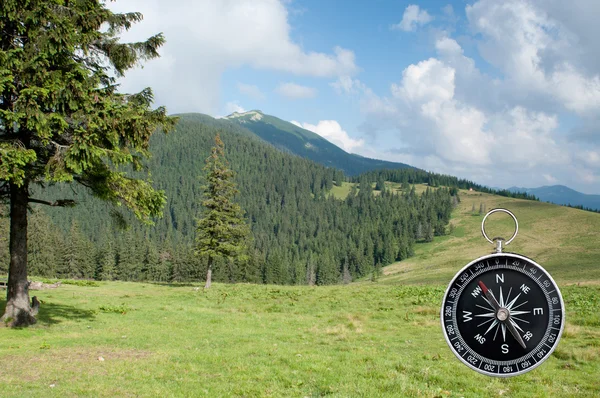 Randonnée avec boussole dans la montagne — Photo