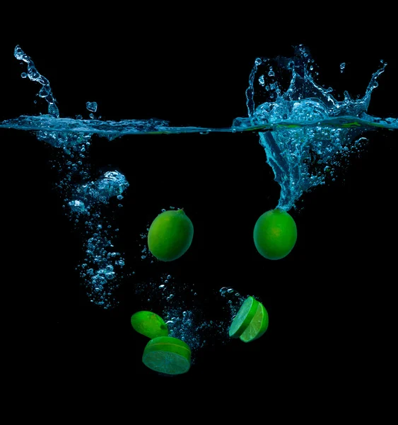 Lime and water splash on a black background — Stock Photo, Image