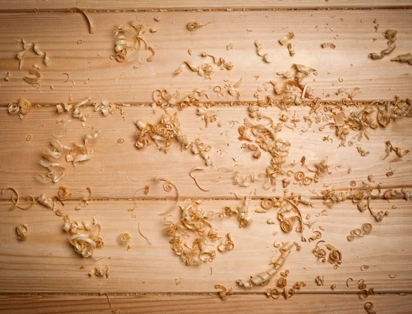 Trozos de madera (virutas) en la superficie de madera —  Fotos de Stock