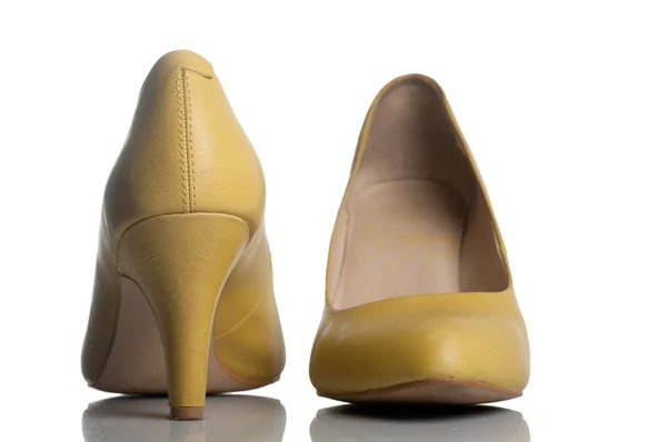 Желтых каблуках женщин — стоковое фото