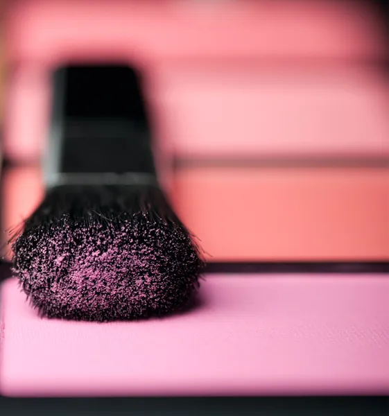 Makeup brush and cosmetic powder — Stock Photo, Image