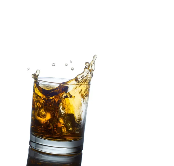 Scotch Whisky plantschen aus Glas. isoliert auf weißem Zwillingsvulkane — Stockfoto
