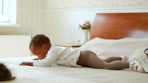 Müdigkeit bei Kindern, die zu Hause auf der Couch einschlafen, braucht Ruhe oder eine Pause, die sich kraftlos und müde fühlen. Das Kind ist launisch, will sich nicht anziehen. — Stockvideo