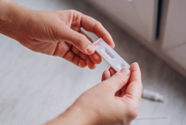 Covid 19 negatif sonuç hızlı test, Coronavirus 'un evde yaptığı testler antikor ve bağışıklık tespiti için el çantası. Yakın görünüm, seçici odak