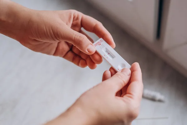 Covid 19 negatif sonuç hızlı test, Coronavirus 'un evde yaptığı testler antikor ve bağışıklık tespiti için el çantası. Yakın görünüm, seçici odak