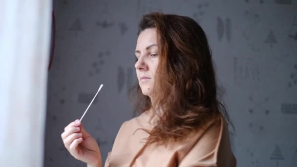 Junge Frau führt zu Hause Selbsttest auf Covid-19-Antigen durch — Stockvideo