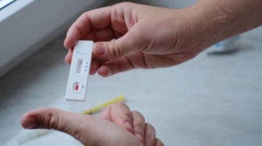 Kadın evde ekspres test yapmış, sonuç negatif..