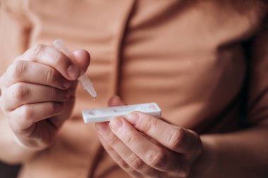 Covid 19 negatif sonuç hızlı test, Coronavirus 'un evde yaptığı testler antikor ve bağışıklık tespiti için el çantası. Yakın görünüm, seçici odak