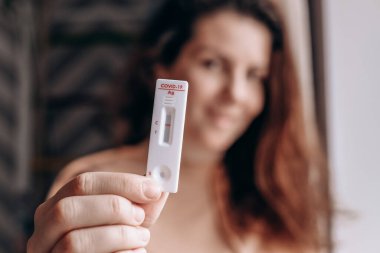 Covid 19 negatif hızlı test, evde koronavirüs testi, elle antikor ve bağışıklık tespit kiti. Görünümü kapat, seçici odak