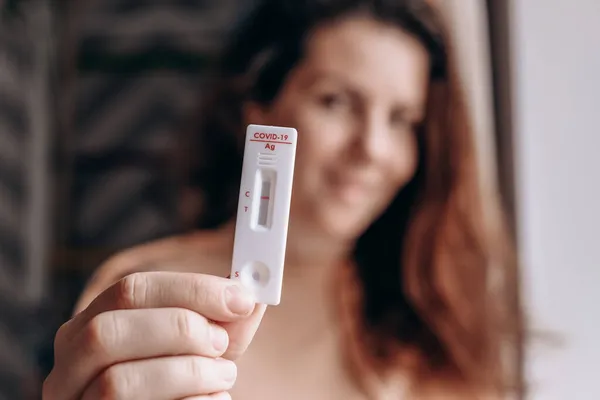 Covid 19 negatif hızlı test, evde koronavirüs testi, elle antikor ve bağışıklık tespit kiti. Görünümü kapat, seçici odak