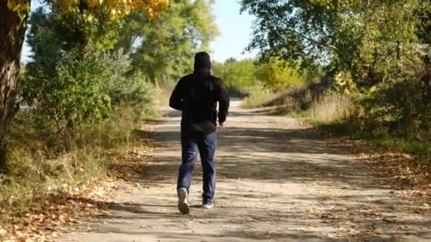 Hombre corriendo, haciendo ejercicio en el parque. Estilo de vida saludable, deportes al aire libre. Movimiento lento — Vídeos de Stock