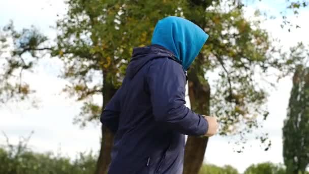 Hombre corriendo, haciendo ejercicio en el parque. Estilo de vida saludable, deportes al aire libre. Movimiento lento — Vídeos de Stock