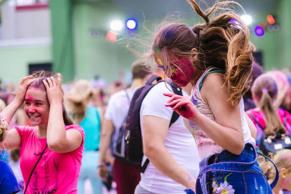 Ukrayna - 30 Temmuz 2017: Gençler renkleri Kremenchug, Ukrayna'daki tarih 30 Temmuz 2017 Holi Festivali