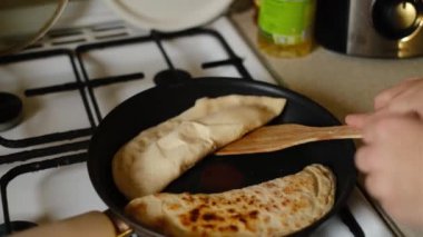 Kutaba ya da gözleme pişirmek. Tabakta süzme peynir ile doldurulmuş kekler. Vejetaryen yemeği.