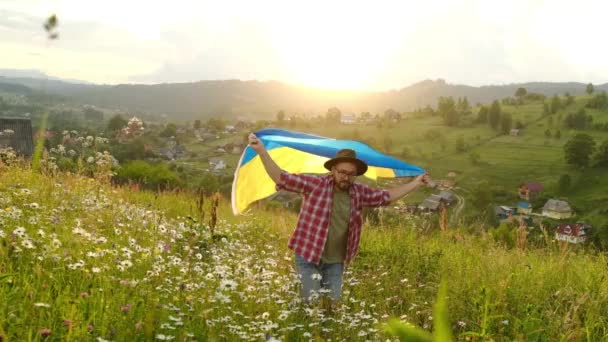 Un hombre con la bandera de Ucrania en el fondo de las montañas. Independiente de Ucrania. — Vídeos de Stock