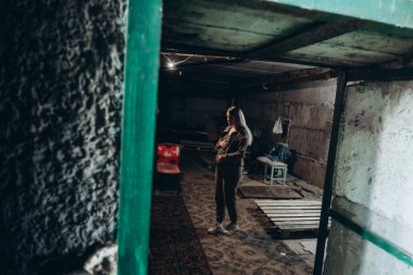 Ukrayna 'da savaş. Ukraynalı hamile bir kadın, Rus istilasına direnirken bir sığınakta saklanıyor..