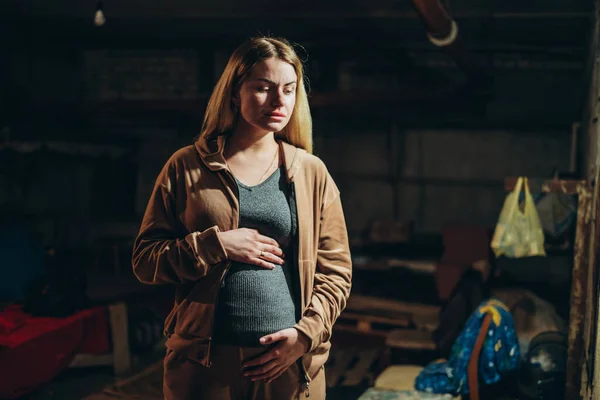 Μια Ουκρανή Έγκυος Γυναίκα Κρύβεται Ένα Καταφύγιο Αντιστεκόμενη Μια Ρωσική Εικόνα Αρχείου