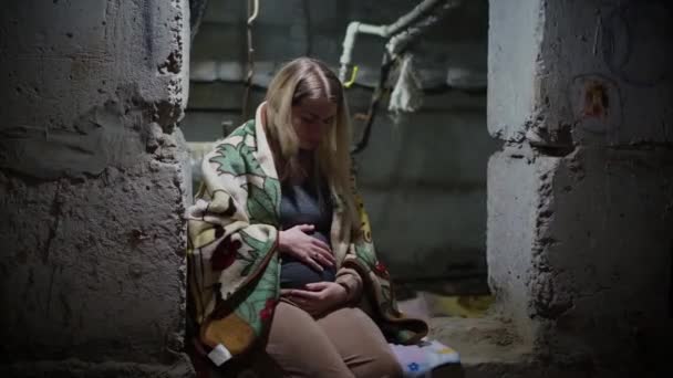 乌克兰战争 一名乌克兰孕妇在抵抗俄罗斯入侵时躲藏在防空洞里 — 图库视频影像