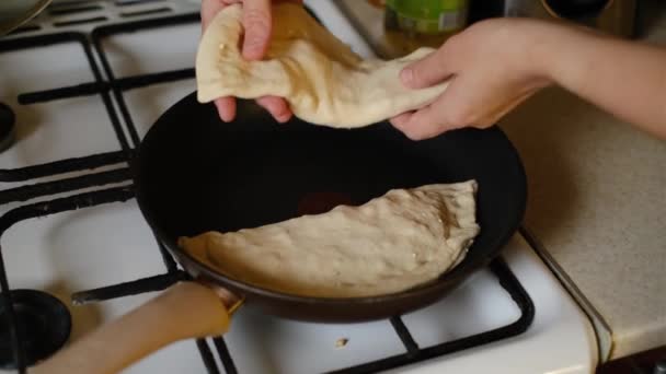 Cocinar Kutaba Gozleme Pasteles Rellenos Con Requesón Plato Comida Vegana — Vídeos de Stock