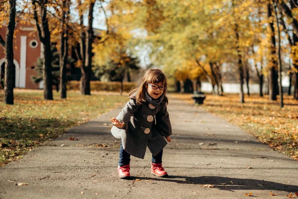 Feliz Linda Chica Abrigo Moda Gafas Elegantes Paseos Risas Niño — Foto de Stock