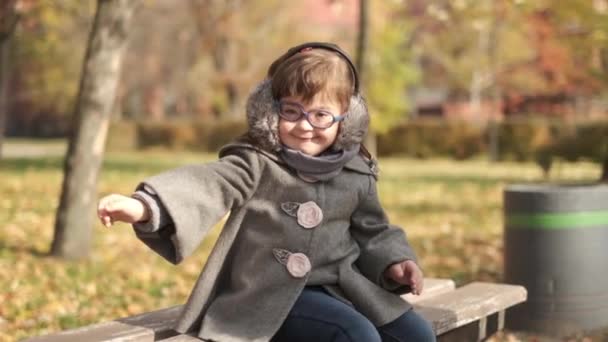 Stilvolles Kleines Mädchen Mit Braunen Haaren Und Modischer Brille Einem — Stockvideo