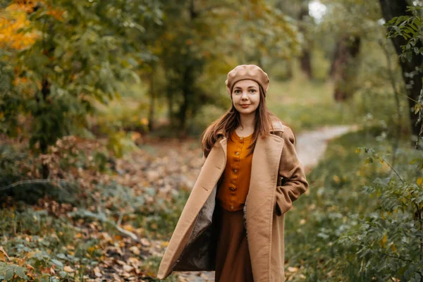 Dívka Vlněném Kabátě Kráčí Krásném Podzimním Parku — Stock fotografie