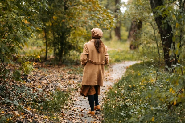 Een Meisje Een Wollen Jas Wandelt Een Prachtig Herfstpark — Stockfoto