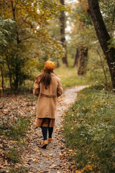 Uma Menina Casaco Caminha Belo Parque Outono — Fotografia de Stock