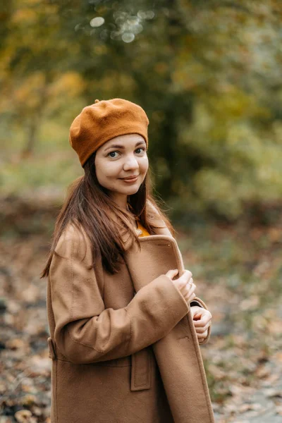 Ένα Κορίτσι Μάλλινο Παλτό Περπατάει Ένα Όμορφο Φθινοπωρινό Πάρκο — Φωτογραφία Αρχείου