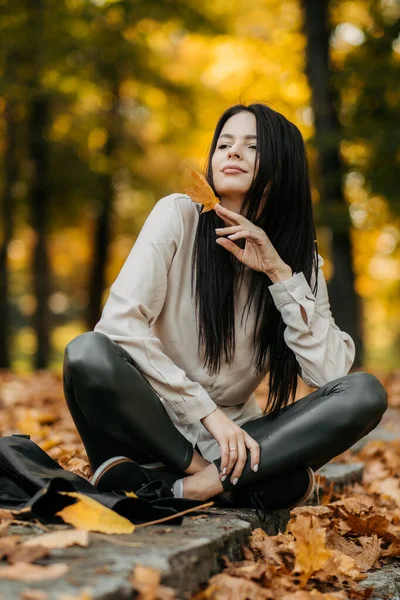 Mulher Bonita Nova Com Cabelo Escuro Uma Jaqueta Couro Caminha — Fotografia de Stock