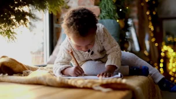 Buon Natale Ciao Piccolo Ragazzo Afroamericano Maglione Capodanno Giace Vicino — Video Stock