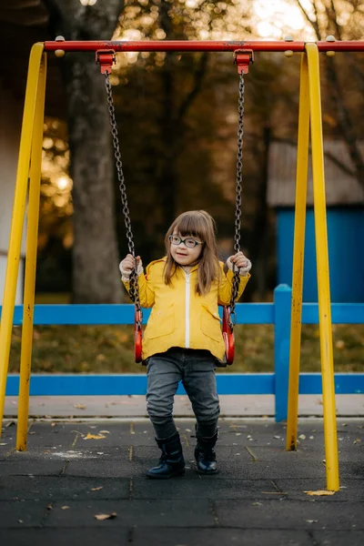 Sendromlu Bahçesi Salıncakta Zevk Mutlu Çocuk — Stok fotoğraf