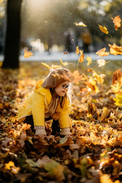 Criança Feliz Com Síndrome Desfrutando Dia Outono Parque Jogando Folhas — Fotografia de Stock