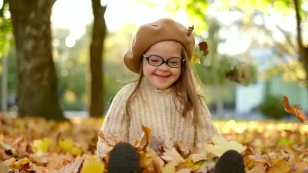 Счастливый Ребенок Ограниченными Возможностями Наслаждающийся Парке Осенний День Выбрасывая Осенние — стоковое видео